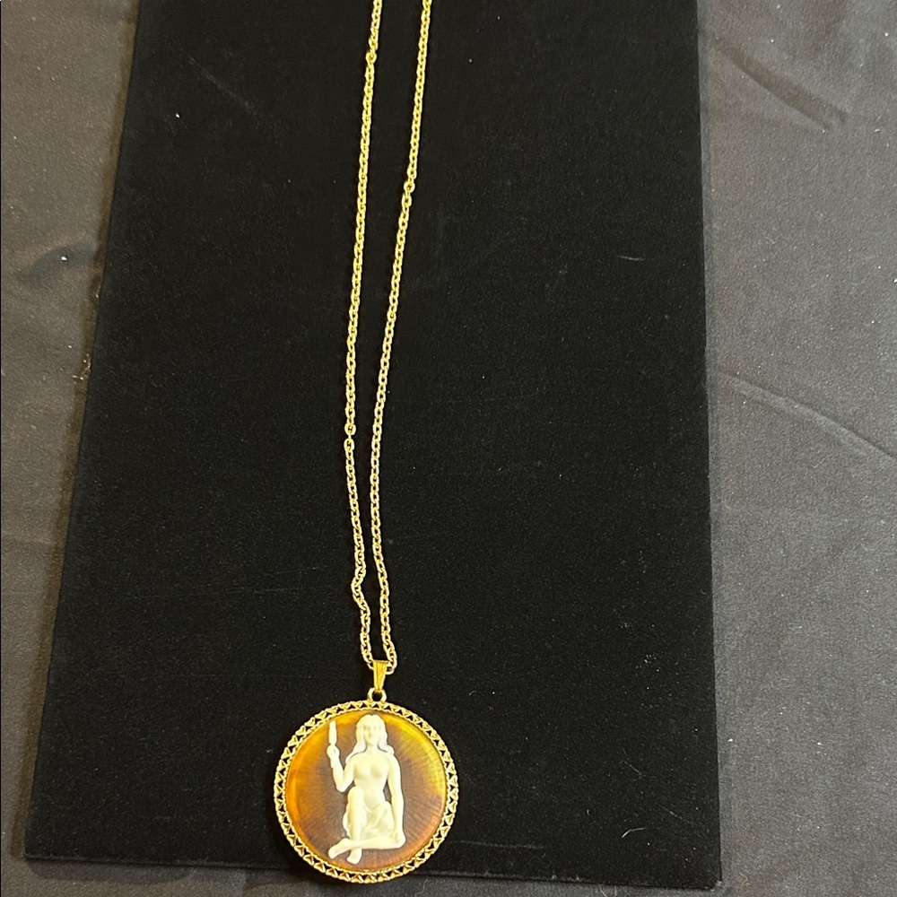 Elegant Gold Tone Vintage Necklace!